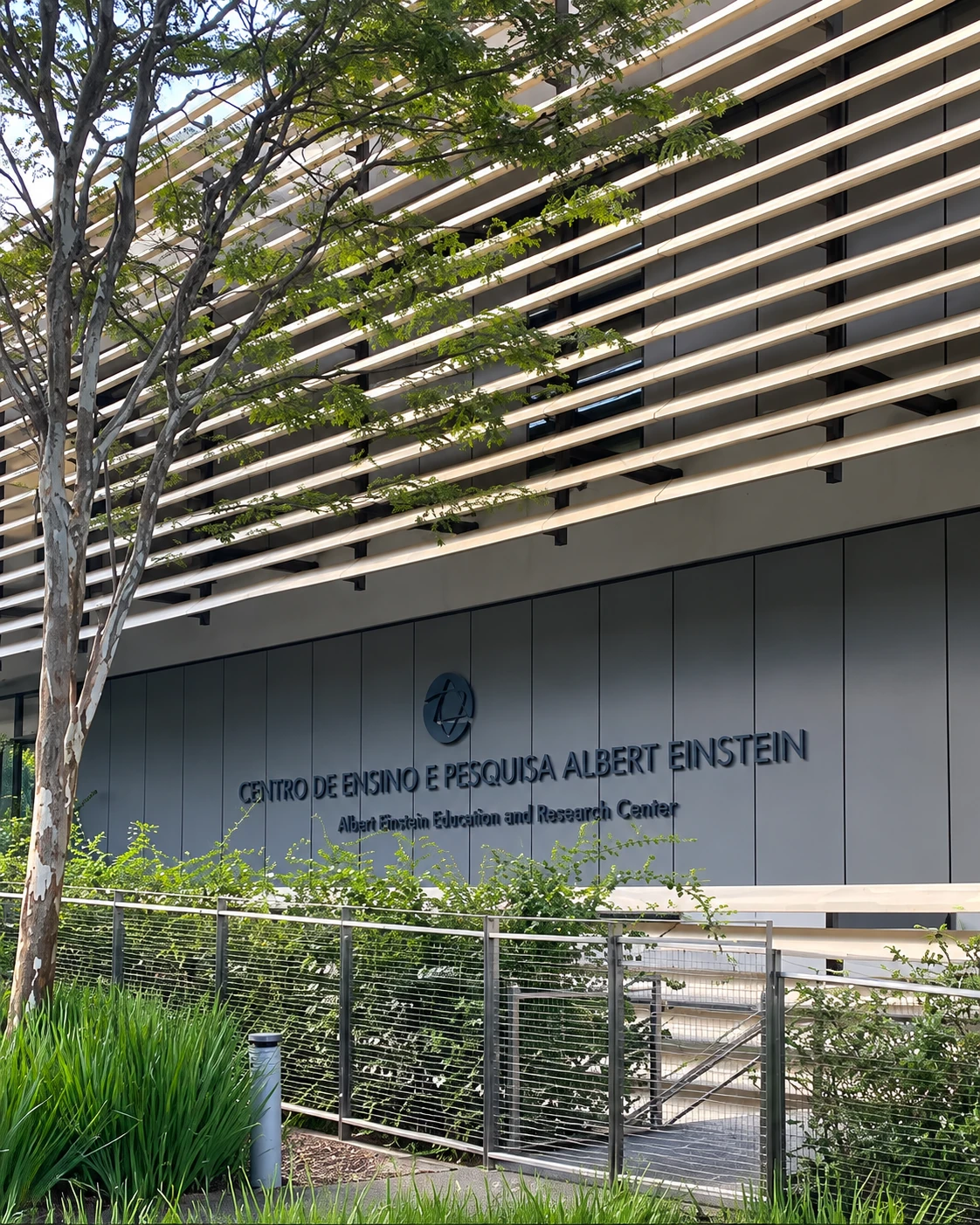 Fachada do Centro de Ensino e Pesquisa Albert Einstein